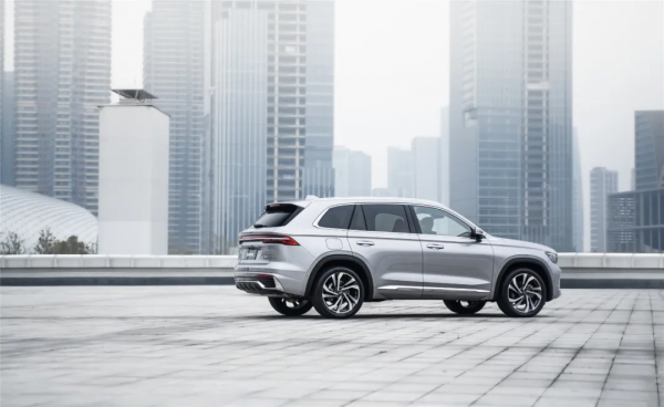 三聯屏&plus;整車OTA，誰說是電動車的專屬？