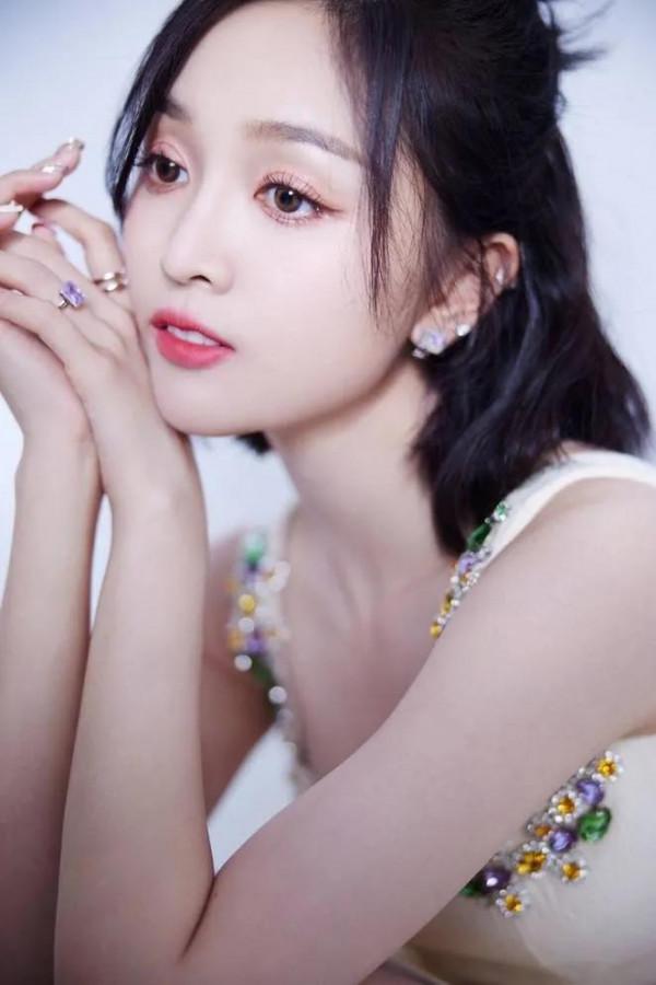 白白嫩嫩的吳宣儀，似青春美少女