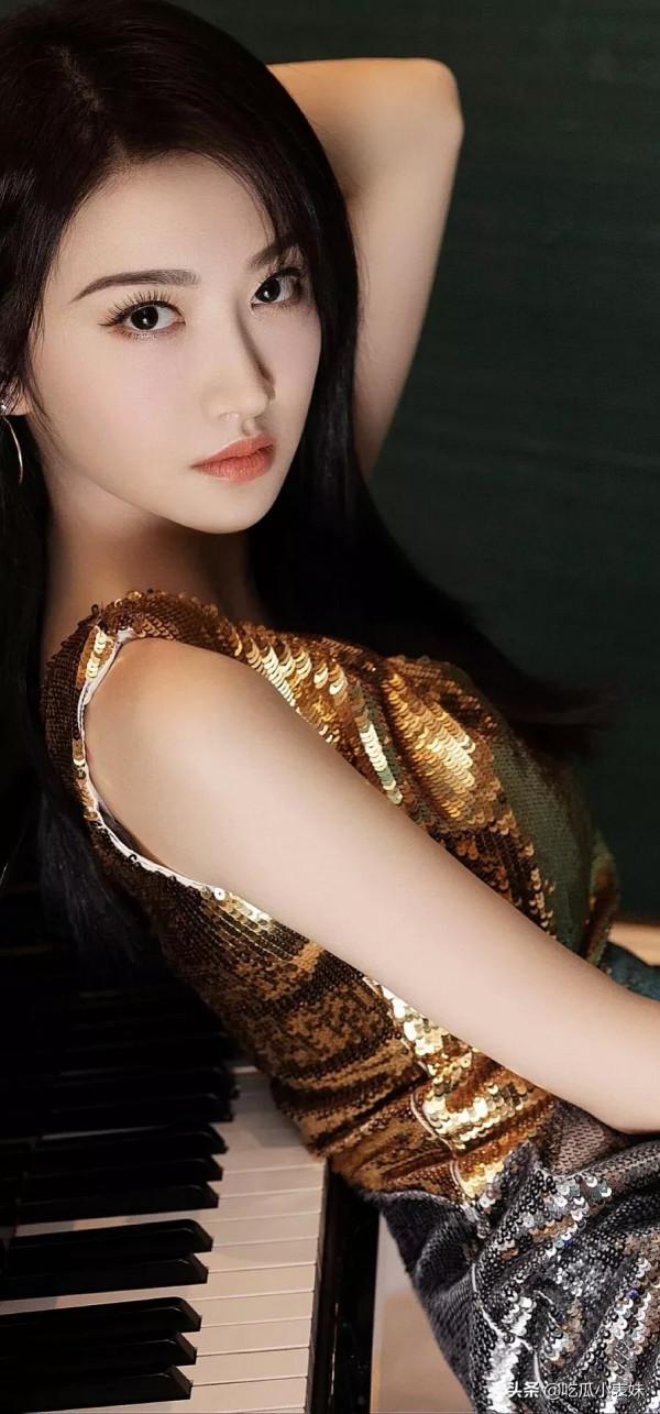 景甜，膚白貌美，恬靜如水