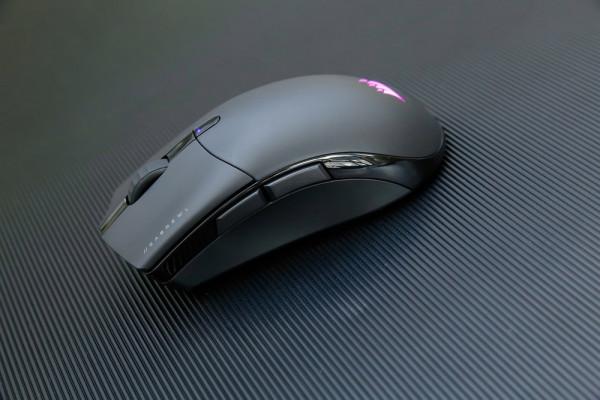 2000Hz輪詢+26000DPI，美商海盜船聖劍RGB無線版新品遊戲滑鼠體驗