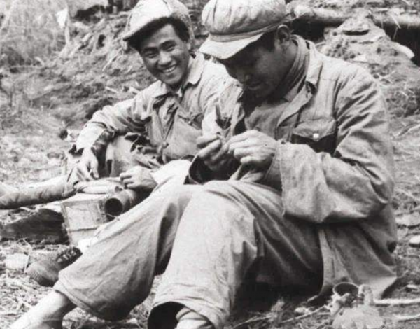 兒子撒謊說去當鐵匠，當兵20多年成司令，回家母親給了他一巴掌