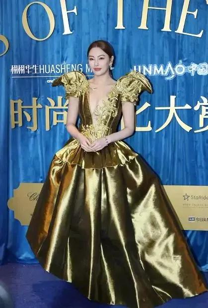 張雨綺“牛角金裙”非常奢華高階