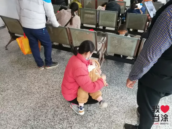 人均排隊3小時！當塗人民醫院兒科爆滿，家長、醫生忙到起飛