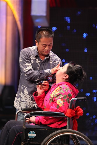 山東小夥用情歌“喚醒”植物人妻子：女人最好的一生就是找對男人