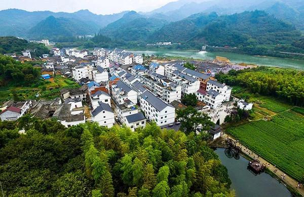 孤兒吃百家飯長大,28年後,他為每戶蓋一棟別墅,以謝養育之恩 孤兒吃百家飯長大,28年後,他為每戶蓋一棟別墅,以謝養育之恩