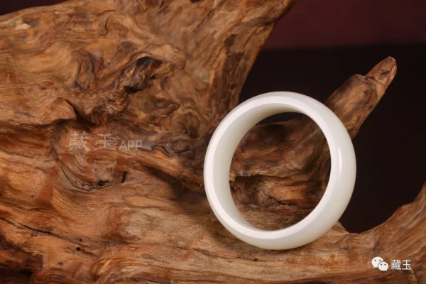 堆成山的200多萬現金與一條手鐲