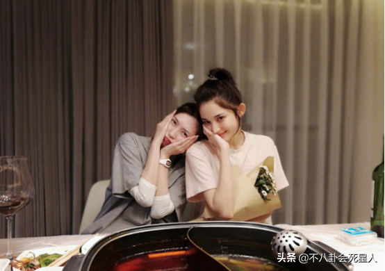 女星合照時的“小心機”,只P自己、伸手遮臉、戰術後縮 女星合照時的“小心機”,只P自己、伸手遮臉、戰術後縮