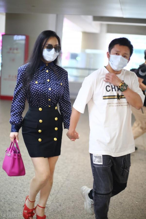 冉瑩穎真有女王範,穿香檳色西裝優雅貴氣,不愧是“拳王”的女人 冉瑩穎真有女王範,穿香檳色西裝優雅貴氣,不愧是“拳王”的女人