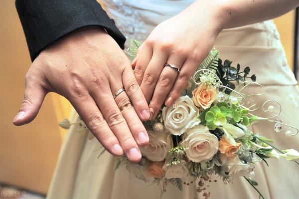 一對新人舉行了婚禮卻不領證,新郎說:只為給家長一個交代 一對新人舉行了婚禮卻不領證,新郎說:只為給家長一個交代