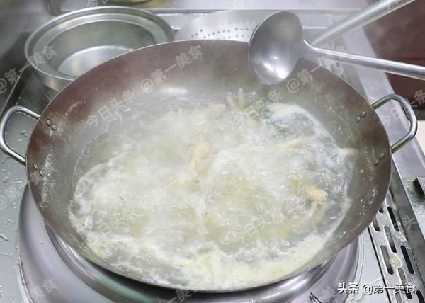 做虎皮雞爪時，牢記“2泡1燜”，雞爪個個起虎皮，軟爛脫骨，真香