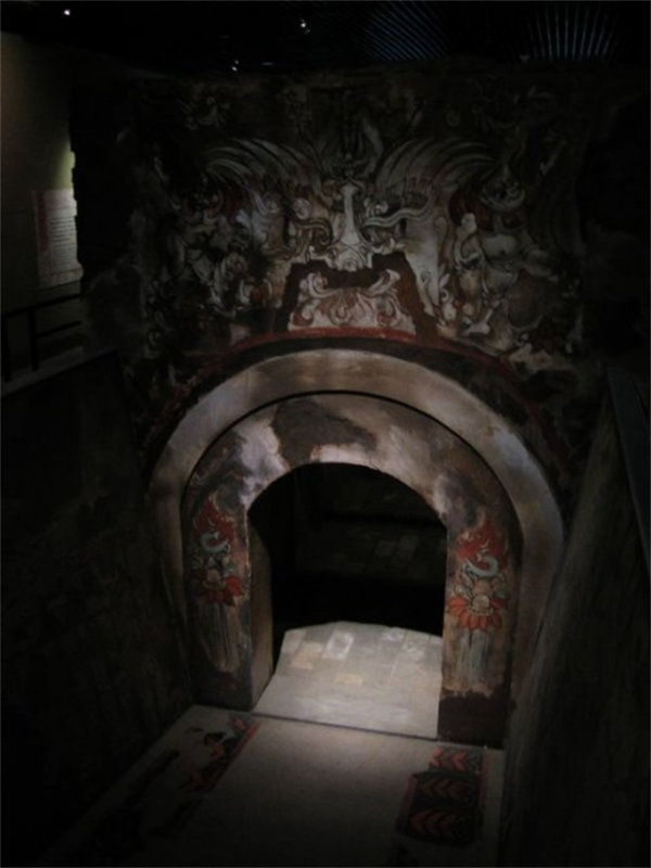 1976年，一農民在麥田中挖出一列磚牆，考古學家發現底下有古墓