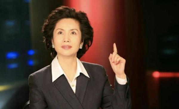 《中國新聞》首個女主播徐俐！29年主持零失誤，60歲含淚告別央視