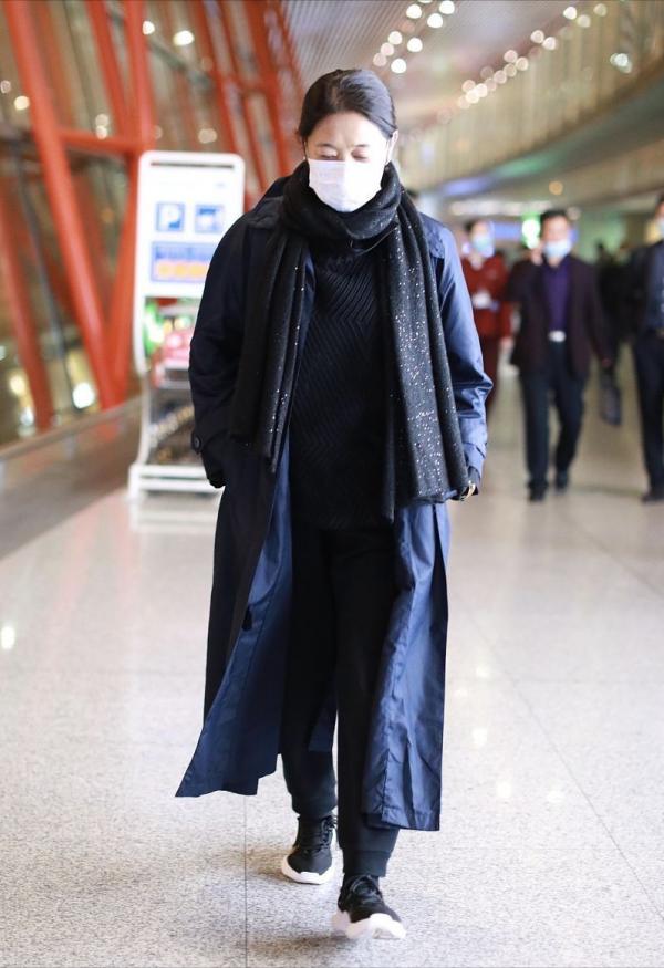 倪萍越老越“時髦”，穿短西裝配牛仔褲洋氣減齡，哪像奶奶輩的人