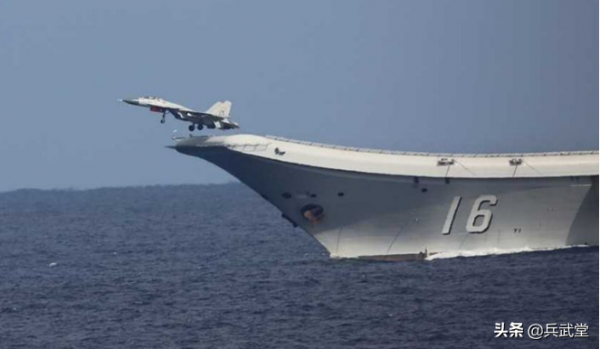 遼寧艦會繞行日本嗎？日媒稱遼寧艦起飛殲15戰機，日本準航母旁觀