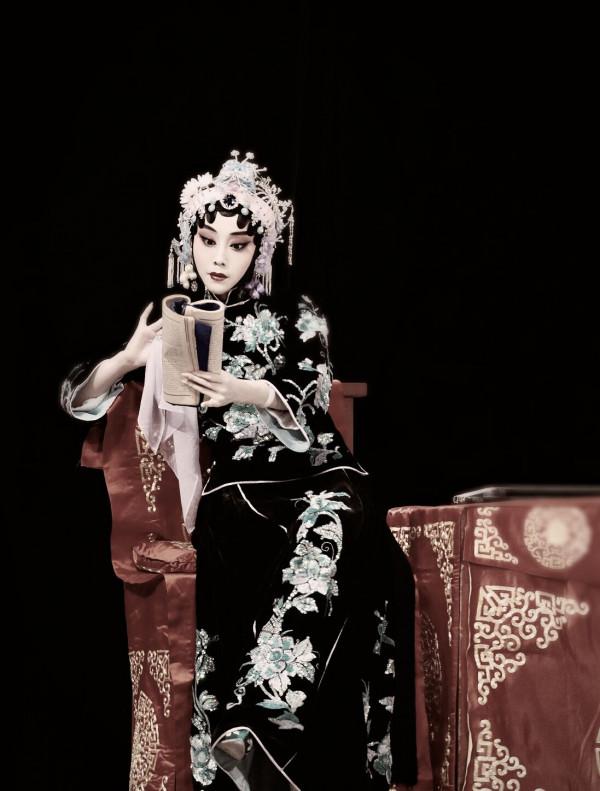 一場鬧劇收場！京劇演員王夢婷接受道歉：看到同行之份，不再深究