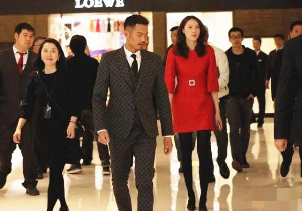 “冠軍夫婦”林丹和妻子亮相，謝杏芳穿復古紅裙挺氣質，捲髮挺美