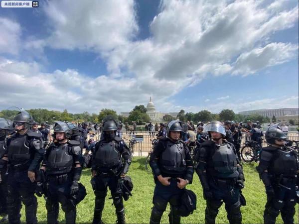“為1月6日伸張正義”！美國超400人在國會大廈前示威：有人拿刀有人持槍，直升機在上空盤旋，城市警察部隊全面啟動