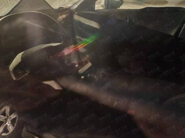 名爵全新電動車曝光，兩廂造型，採用後獨立懸掛