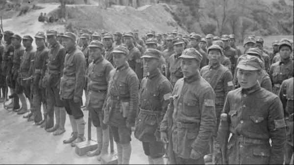 粟裕收到偽軍中將送的一盒煙，臉色突變，立即命全軍集合關閉電臺