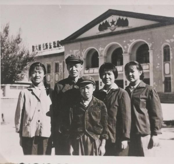 隨八千湘女上天山，為建設可可托海作貢獻