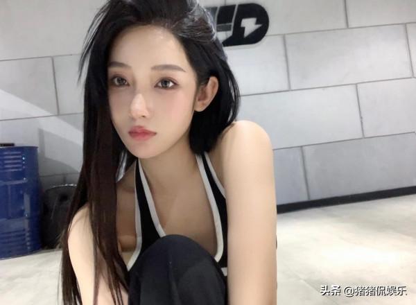 都美竹曬生活美照，遭到黑粉諷刺，霸氣回懟：這是我的正常生活