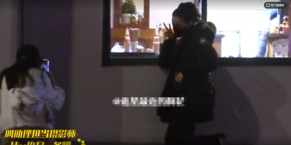 迪麗熱巴深夜與助理聚餐！喝豆奶濺一身表情失控，扎丸子頭好可愛