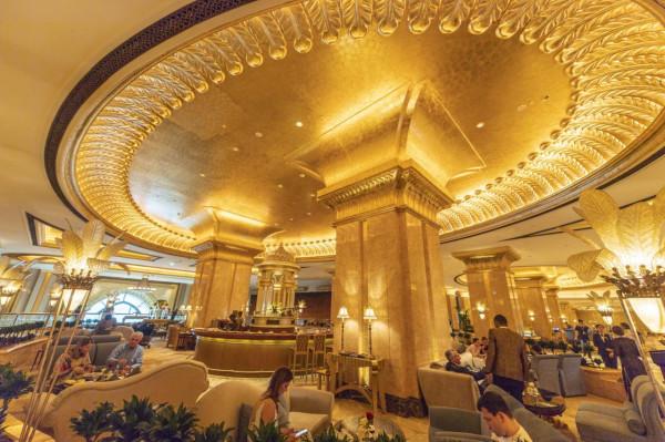 世界僅有的“八星酒店”，與總統府僅一牆之隔，住一晚要花多少錢