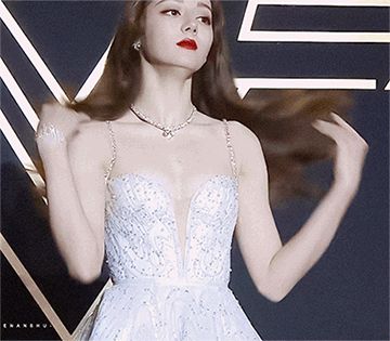 迪麗熱巴穿禮服捂胸口，為什麼會被罵？