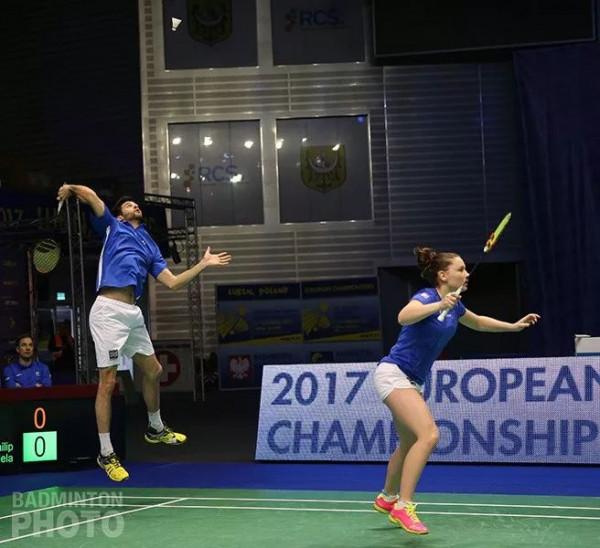 羽球步法教學:不同的擊球情景下,兩隻腳的位置略有不同 羽球步法教學:不同的擊球情景下,兩隻腳的位置略有不同