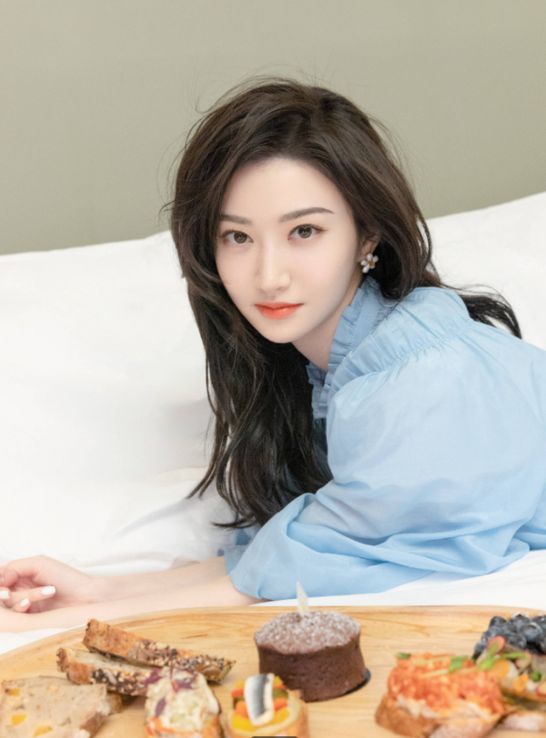 景甜甜美來襲，藍色泡泡袖公主風，太迷人了