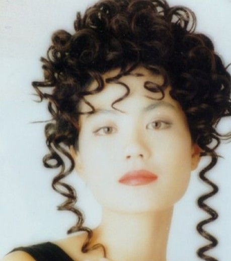 鳥窩、縫紉機、鋼絲球，女明星奇奇怪怪的髮型，笑得捂不住嘴