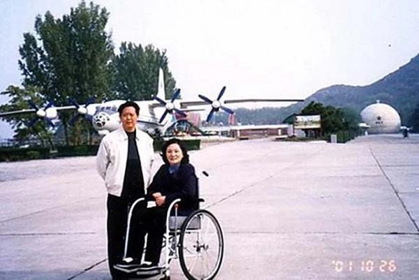寵妻飛行員照料癱瘓妻子41年：2017年妻子離世，閆志國為妻換軍裝
