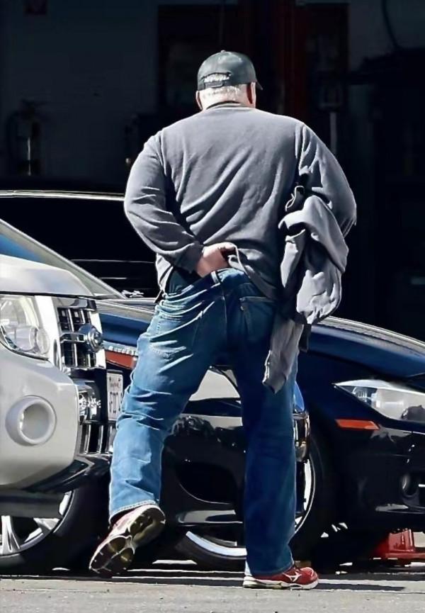 54歲老友記喬伊胖成這樣，滿頭白髮挺大肚出門，還在街上摳褲子