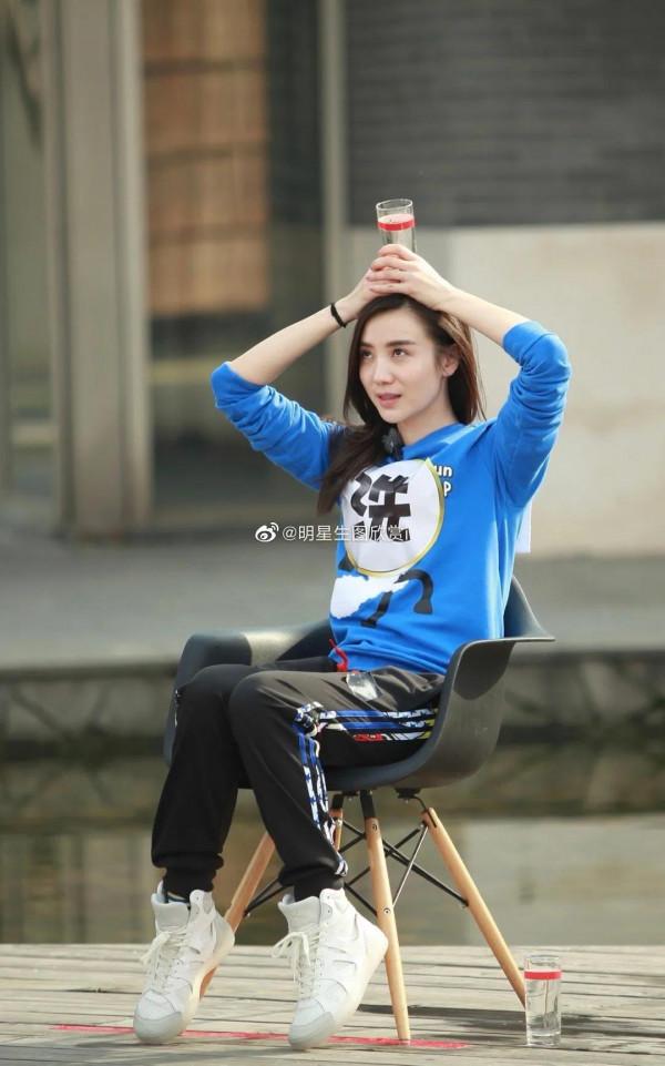 宋佳 跑男綜藝現場（大圖）脫襪赤足滿場跑