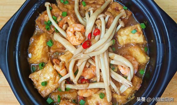 一道用嫩豆腐製作的“蝦仁豆腐煲”，特別開胃，比吃火鍋還過癮