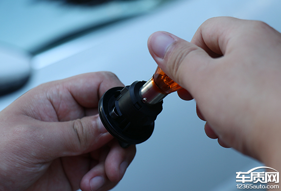 質用車：自己動手更換轉向燈 只需7塊錢