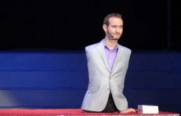 1982年，那個天生沒有四肢的澳大利亞男子尼克&CenterDot;胡哲，後來怎樣了