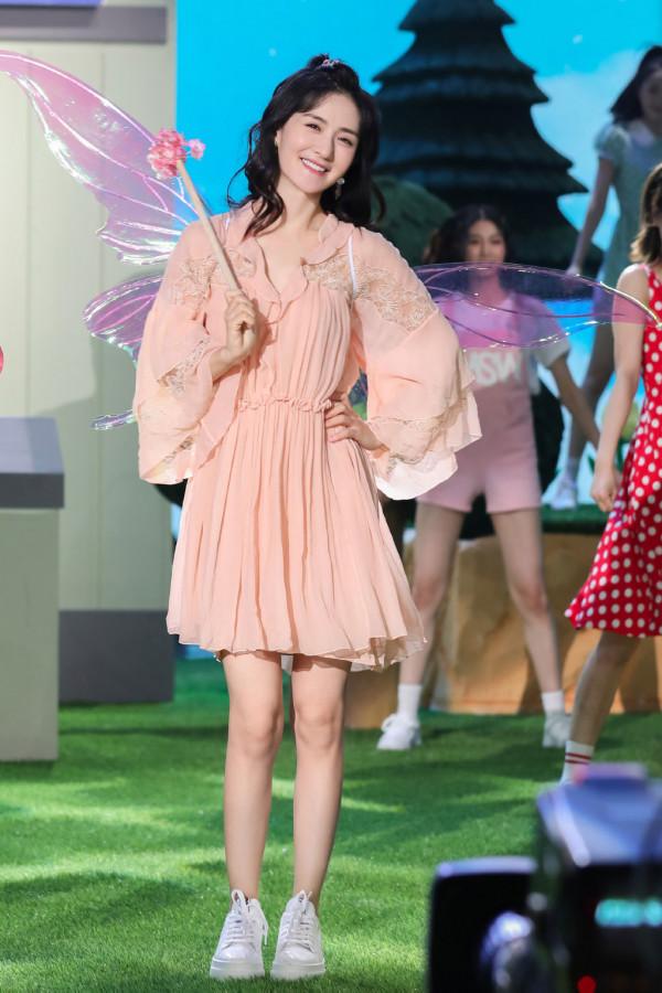 女明星保養是認真的，謝娜37歲穿蕾絲裙像少女，戴蝴蝶結更嫩了