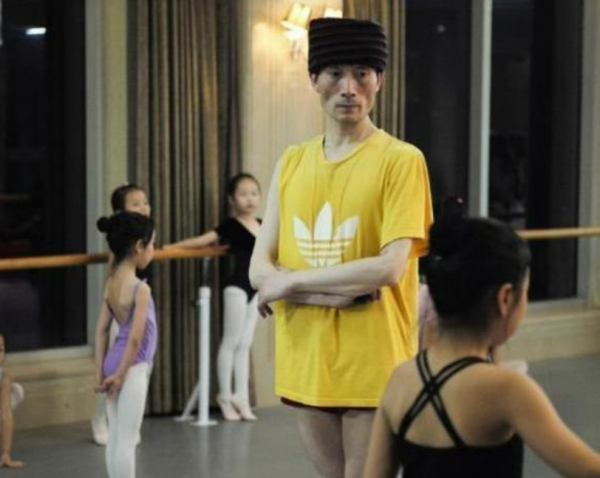 46歲“男版楊麗萍”被稱巨嬰，生活全靠父母，年入百萬卻無人敢嫁