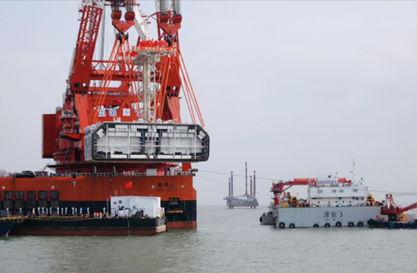 中國振華30超級起重船有多厲害？重量14萬噸，滿油可繞地球一圈半