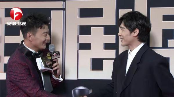 國劇最新紅毯,吳謹言大小臉,宋祖兒遲到,有人凍到表情僵硬 國劇最新紅毯,吳謹言大小臉,宋祖兒遲到,有人凍到表情僵硬