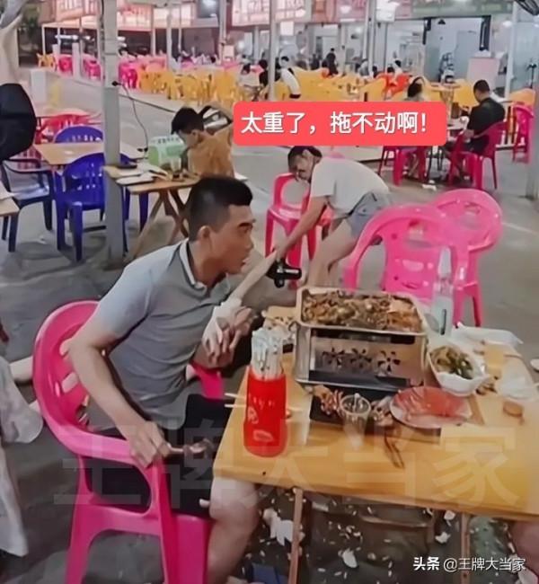 廣西：女子艱難拖行醉酒閨蜜，夜市食客冷眼旁觀無人幫忙