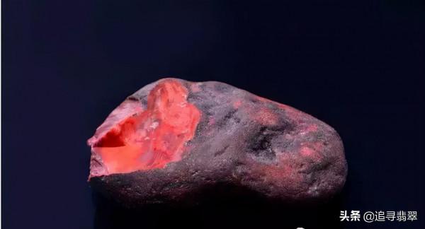 為什麼翡翠開採後是切開，而南紅要“砸”開