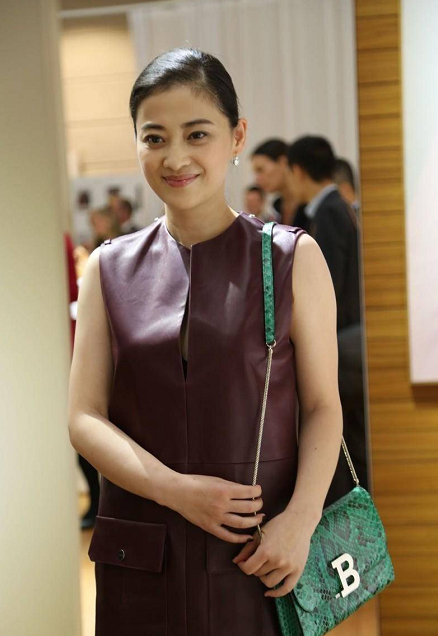 梅婷寶刀不老,難駕馭的直筒皮裙都能穿出貴婦感,中間開縫很個性 梅婷寶刀不老,難駕馭的直筒皮裙都能穿出貴婦感,中間開縫很個性