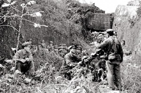 越軍山頭忽然多1棵樹,被偵察兵火眼識破,炮轟越軍讓其損失慘重 越軍山頭忽然多1棵樹,被偵察兵火眼識破,炮轟越軍讓其損失慘重