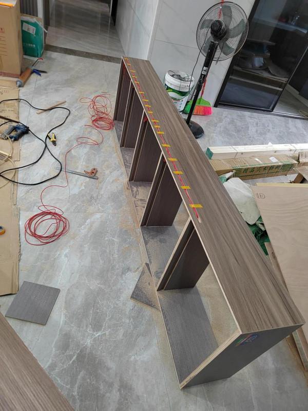 背景牆藏光酒格現場木工製作如下圖