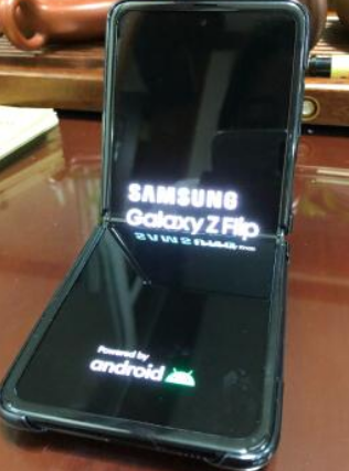 第一次購買摺疊屏手機，等了很久，終於在flip 3這一代下手了