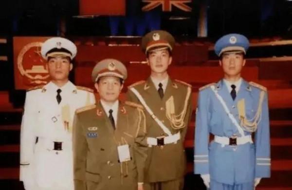 香港迴歸當夜，英國搞小動作，升旗手朱濤：鼻孔塞棉花，滿嘴是血