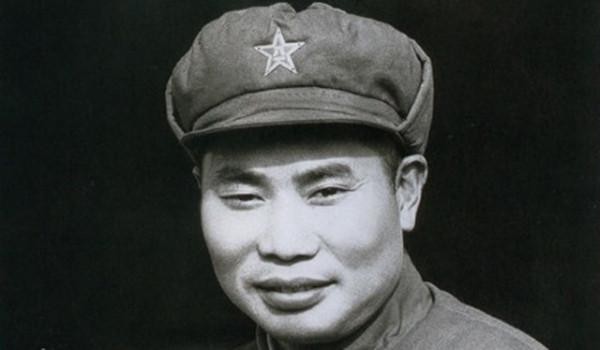 八路軍即將被包圍，一隊騎兵趕來援救，而來者張明堂卻是昨日仇敵