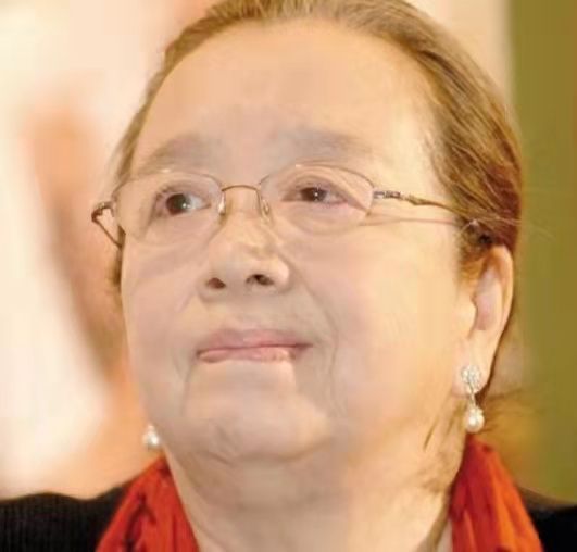 他是“容嬤嬤”的“兒子”：出道多年一直不火，妻子卻一炮而紅